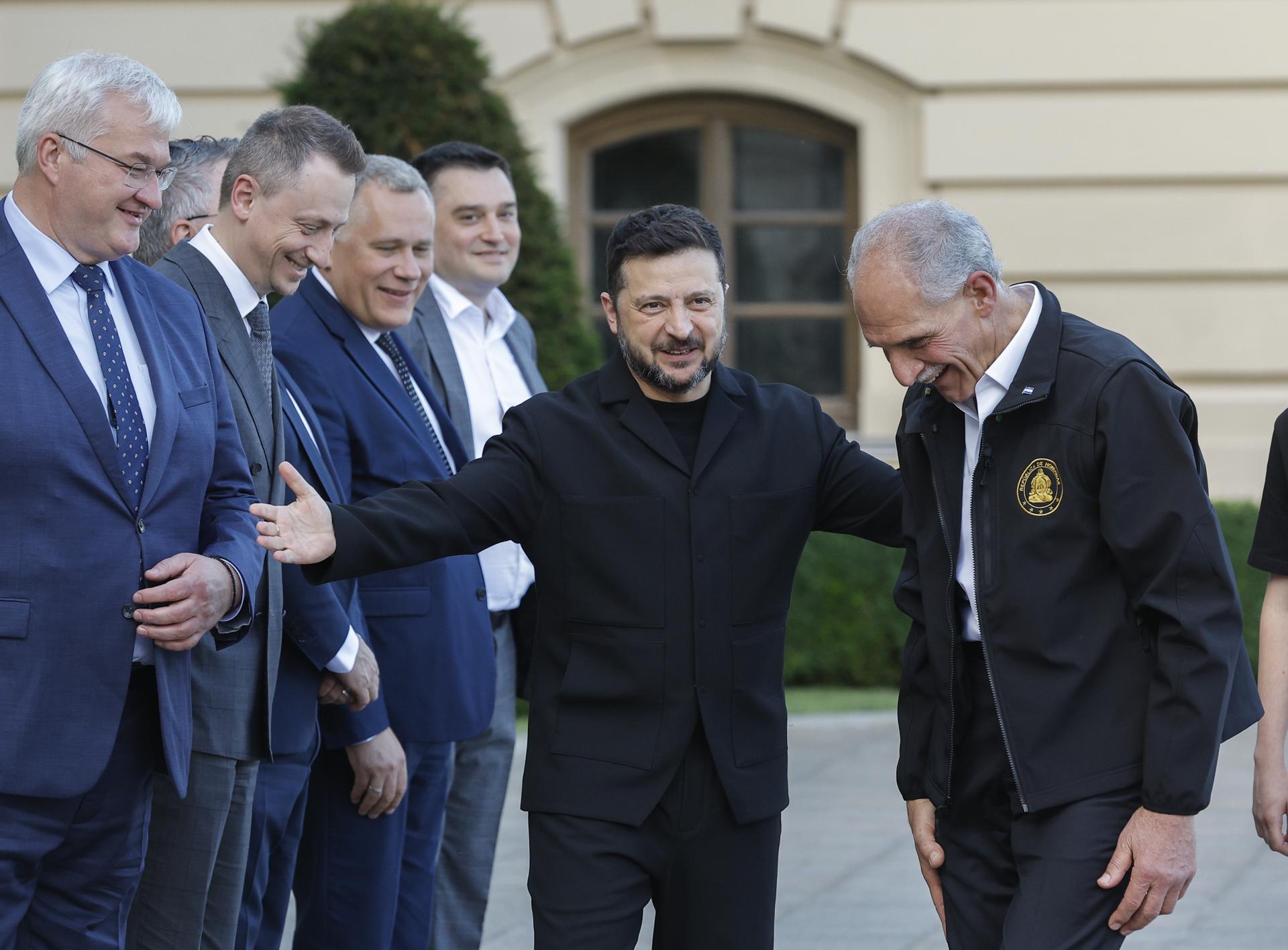 El presidente ucraniano Volodymyr Zelensky (izquierda) da la bienvenida al presidente hondureño Nasry Asfura (derecha) antes de su reunión en Kiev, Ucrania, el 19 de junio de 2026. Nasry Asfura llegó a Kiev para reunirse con altos funcionarios ucranianos en medio de la invasión rusa en curso. (Ucrania, Kiev) EFE/EPA/SERGEY DOLZHENKO