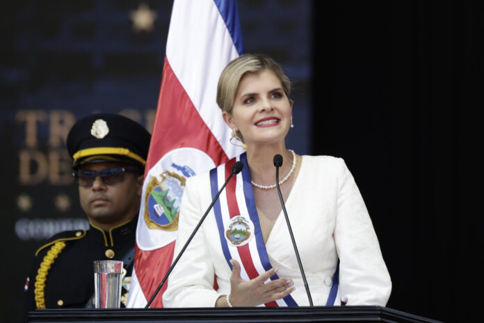 Fotografía de archivo, tomada el pasado 8 de mayo, en la que se captó a la presidenta de Costa Rica, Laura Fernández, durante su investidura, en San José (Costa Rica). EFE/Jeffrey Arguedas
