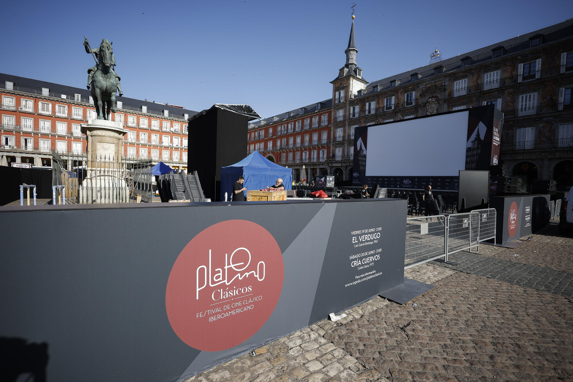 Preparativos en la Plaza Mayor de Madrid, que acoge los días 19 y 20 de junio, el festival Platino Clásicos, el primer certamen internacional de cine clásico y restaurado de la cultura iberoamericana que incluye la proyección de las películas El verdugo (Luis García Berlanga, 1963) y Cría cuervos (Carlos Saura, 1976).  EFE/David Fernández
