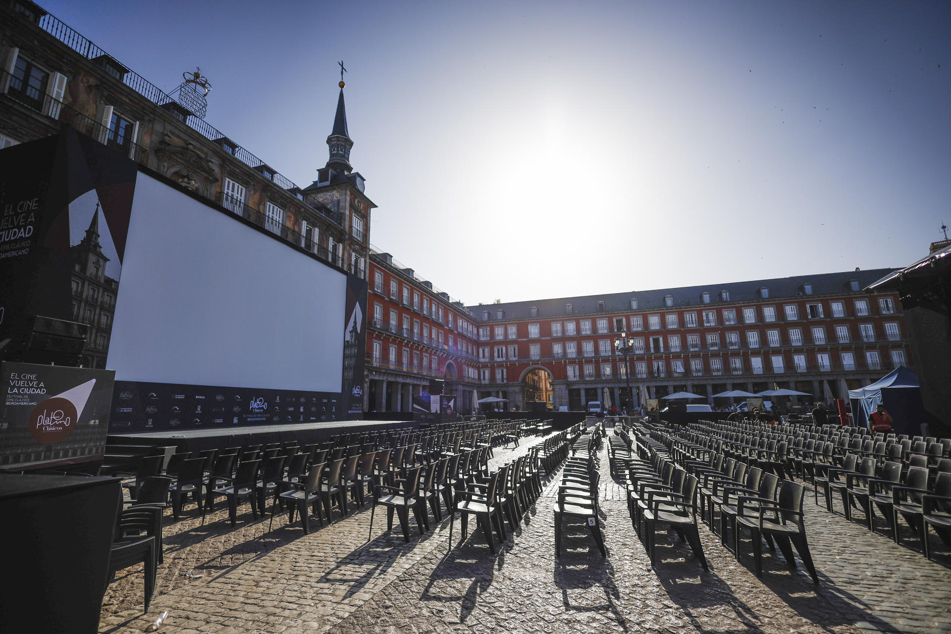 Preparativos en la Plaza Mayor de Madrid, que acoge los días 19 y 20 de junio, el festival Platino Clásicos, el primer certamen internacional de cine clásico y restaurado de la cultura iberoamericana que incluye la proyección de las películas El verdugo (Luis García Berlanga, 1963) y Cría cuervos (Carlos Saura, 1976).  EFE/David Fernández
