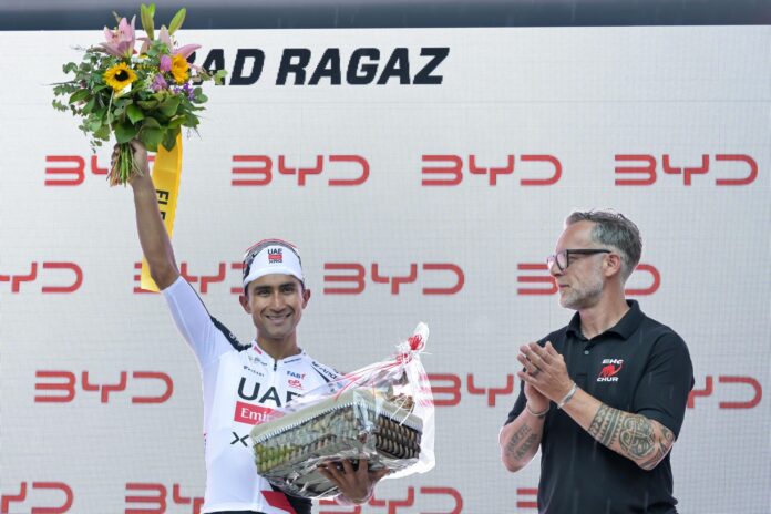 El ecuatoriano Jhonatan Narvaez en el podio después de ganar la tercera etapa de la Vuelta a Suiza. EFE/EPA/GIAN EHRENZELLER
