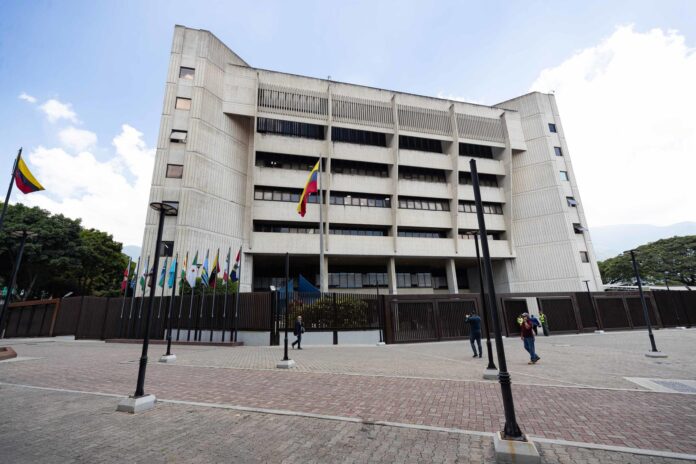 Fotografía del archivo de una vista general del edificio sede del Tribunal Supremo de Justicia (TSJ) de Venezuela, en Caracas (Venezuela). EFE/Ronald Peña
