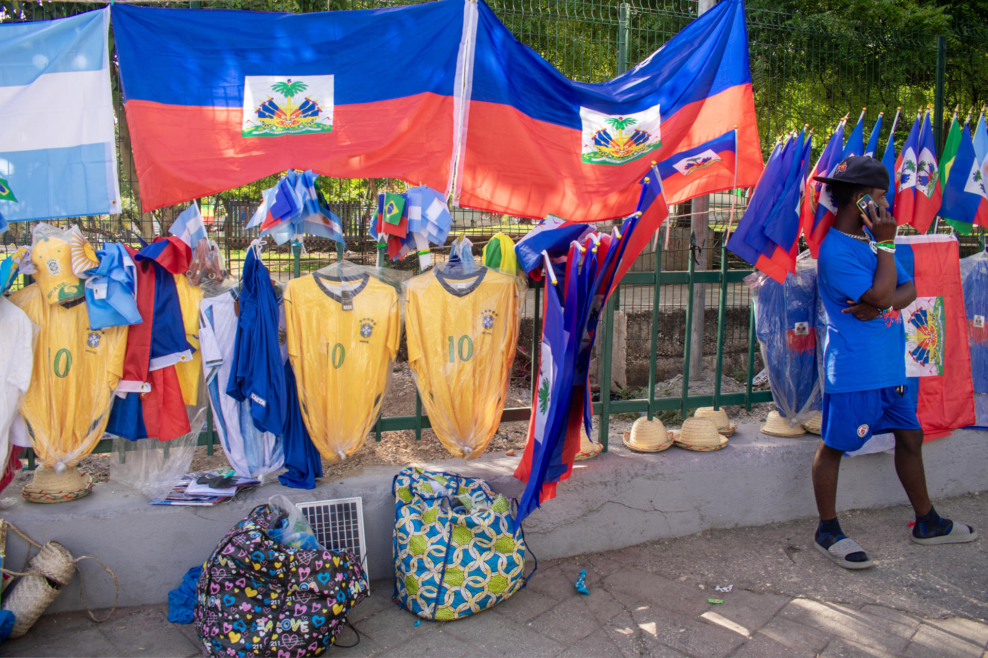 Una persona vende banderas de Haití y Brasil en Puerto Príncipe (Haití). EFE/ Jonet St Élois
