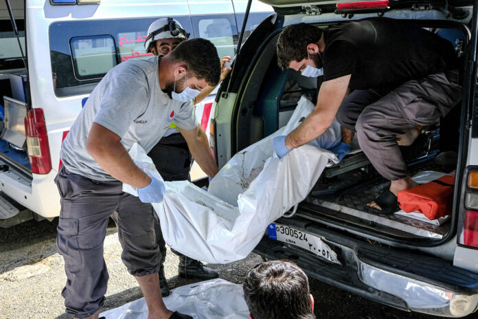 - Paramédicos rescatan este viernes un cuerpo sin vida fallecido tras los ataques israelíes a la ciudad de Nabatieh, en el sur de Líbano. EFE / Edgar Gutiérrez

