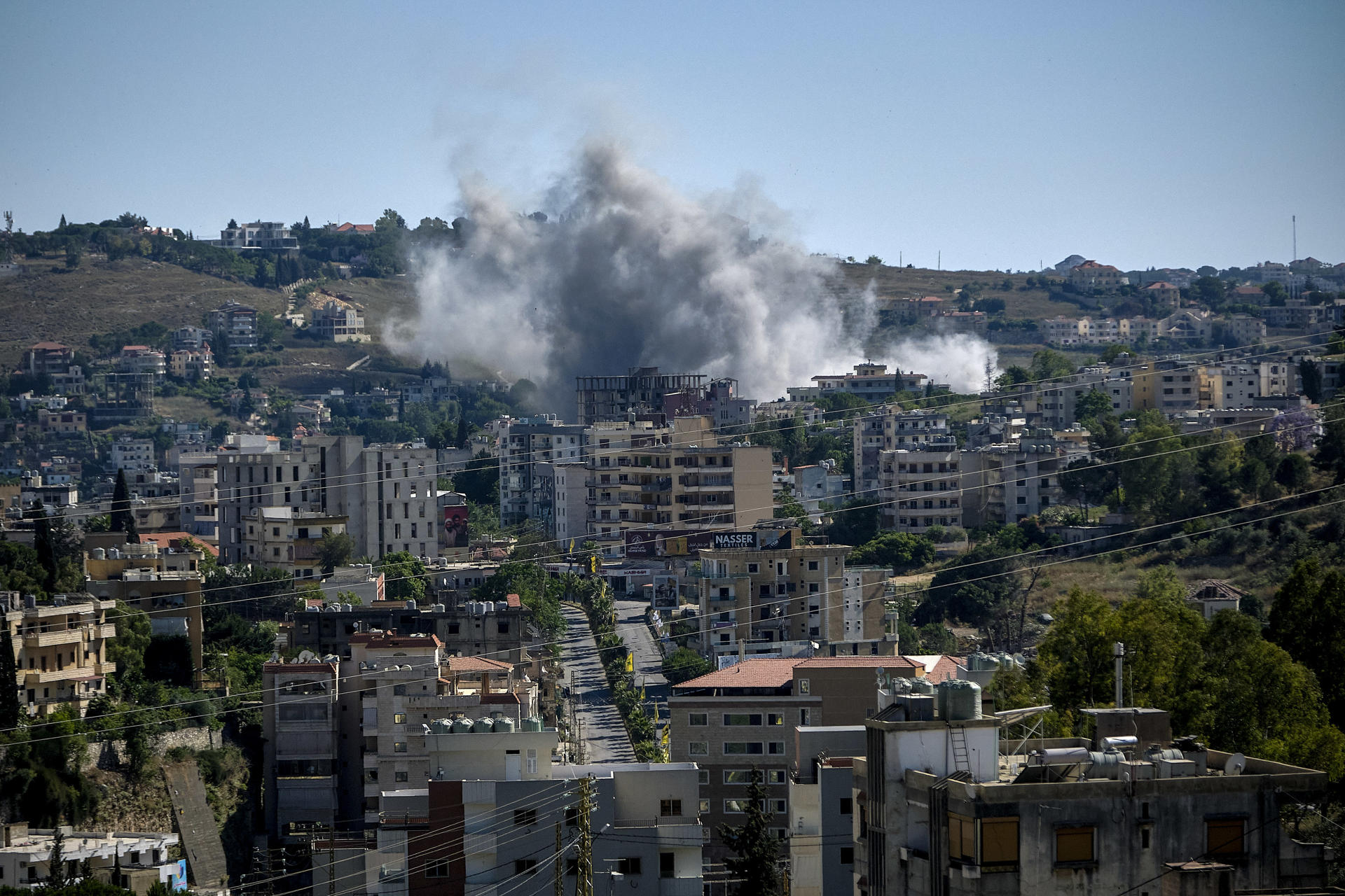 - Imagen de los bombardeos del ejercito israelí este viernes sobre la ciudad de Nabatieh, en el sur de Líbano. EFE / Edgar Gutiérrez
