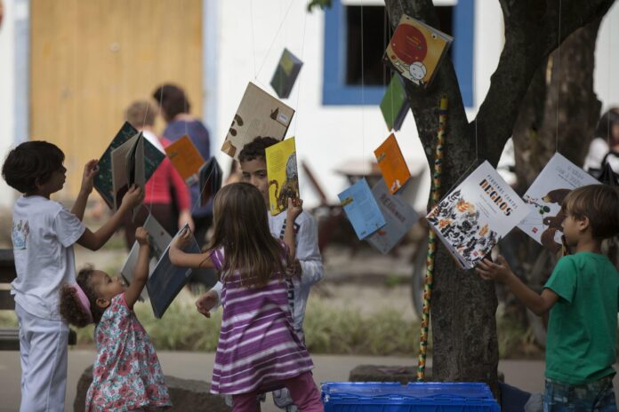 Fotografía de archivo de un grupo de niños durante una jornada de promoción de la lectura, en Paraty (Brasil). EFE/Sebastião Moreira
