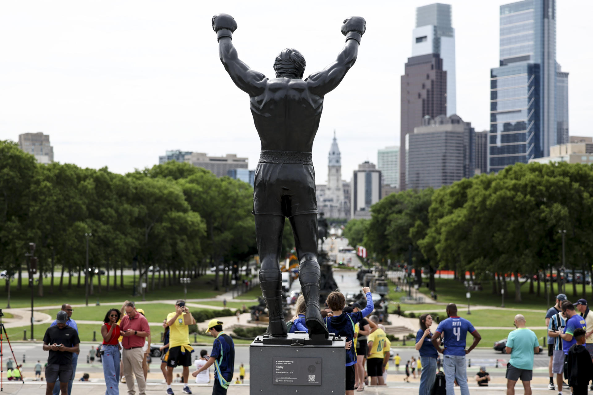 Los aficionados de la selección brasileña de fútbol visitan la estatua del boxeador Rocky Balboa en el centro de Filadelfia (EE.UU.), inspirada en el personaje interpretado por Sylvester Stallone en las películas. EFE/SEBASTIÃO MOREIRA
