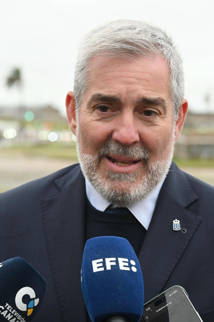El presidente del Gobierno de Canarias, Fernando Clavijo, habla con periodistas tras una ofrenda floral al monolito de las familias canarias este viernes, en Montevideo (Uruguay). EFE/ Federico Gutiérrez
