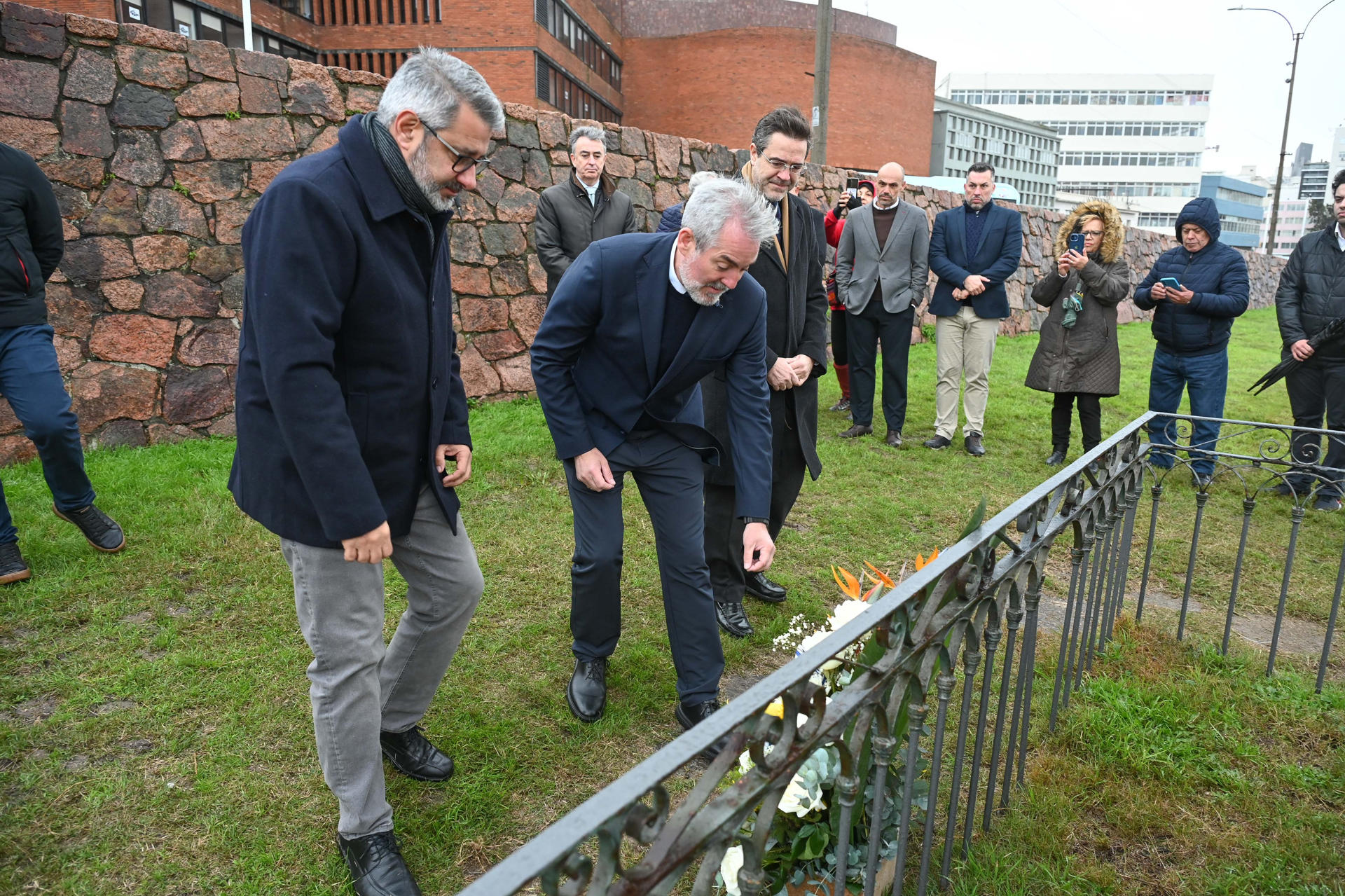 El presidente del Gobierno de Canarias, Fernando Clavijo (c), realiza una ofrenda floral al monolito de las familias canarias este viernes, en Montevideo (Uruguay). EFE/ Federico Gutiérrez