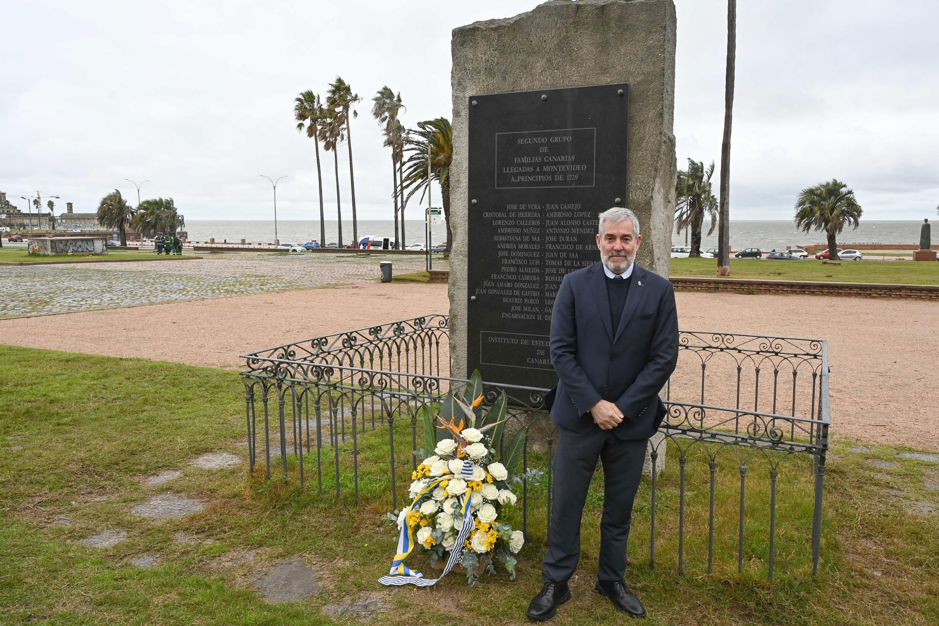 El presidente del Gobierno de Canarias, Fernando Clavijo, posa junto al monolito de las familias canarias este viernes, en Montevideo (Uruguay). EFE/ Federico Gutiérrez