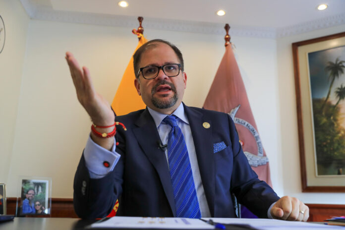Fotografía de archivo del ministro del Interior de Ecuador, John Reimberg, durante una entrevista con EFE, en Quito (Ecuador). EFE/José Jácome
