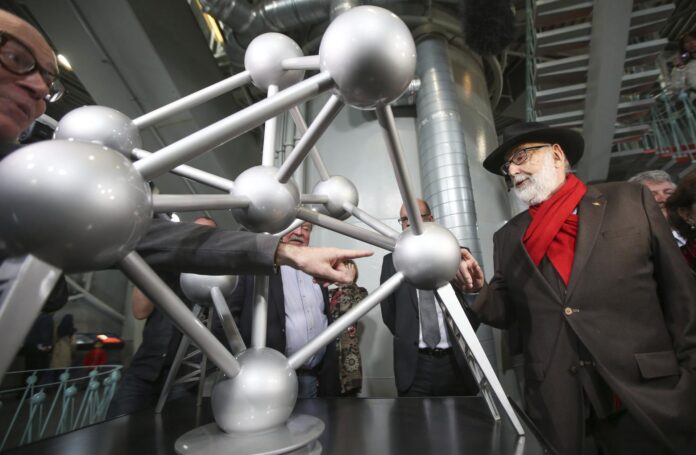 En la imagen de archivo, el premio Nobel de Física François Englert (d) posa junto a una maqueta en el edificio Atomium, en Bruselas (Bélgica). EFE/Olivier Hoslet

