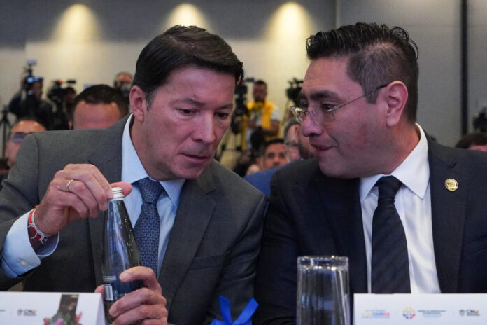 El registrador Hernán Penagos (i) y el presidente del Consejo Nacional Electoral (CNE), Cristian Quiroz, hablan durante la instalación de la Misión de Observación Internacional más grande en la historia del país, con cerca de 1.500 observadores internacionales que acompañarán la segunda vuelta de las elecciones presidenciales, este viernes en Bogotá (Colombia). EFE/ Pablo R.seco
