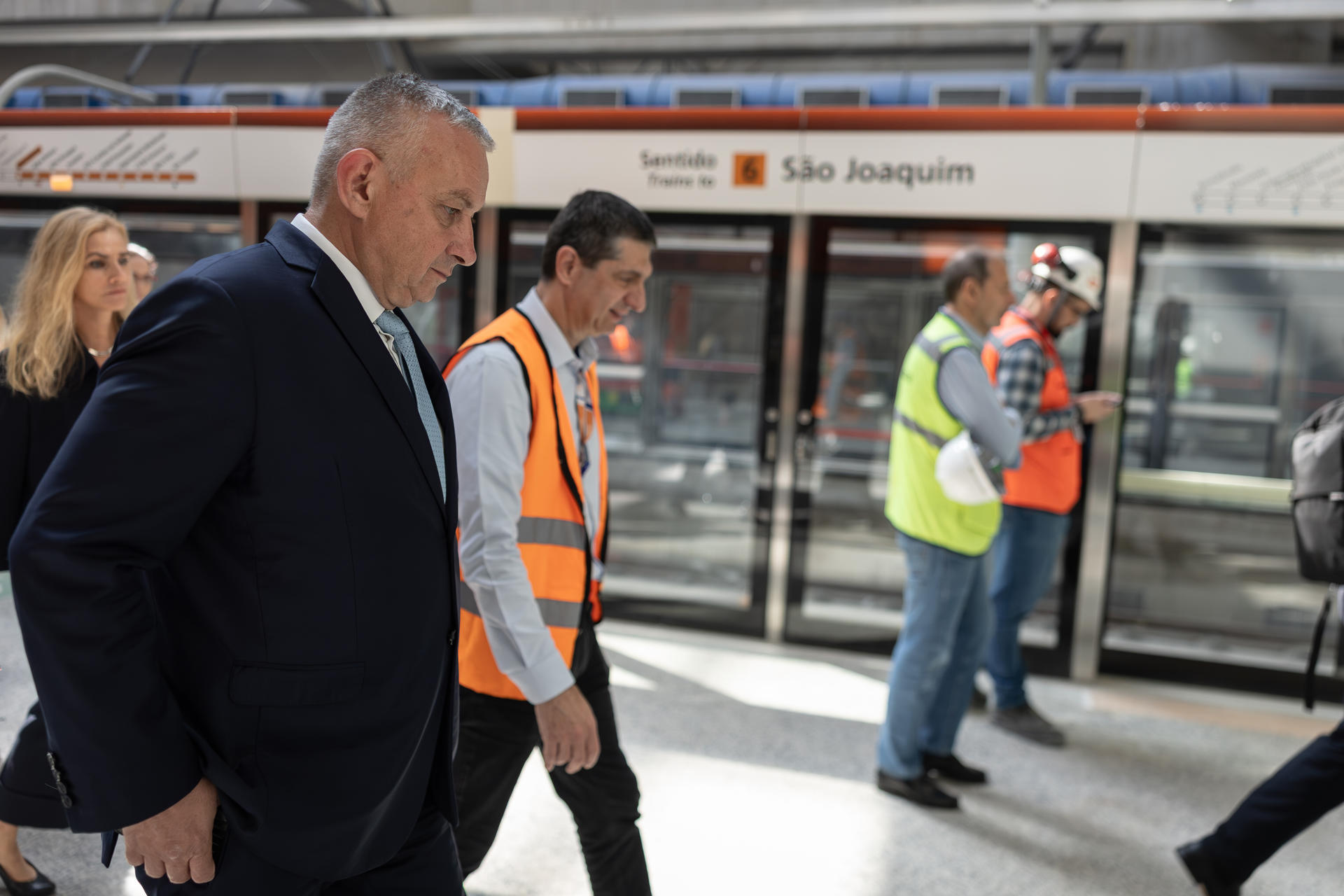 El comisario europeo de Asociaciones Internacionales, Jozef Síkela (2-i), realiza un recorrido con trabajadores del metro este viernes, en Sao Paulo (Brasil). EFE/ Isaac Fontana