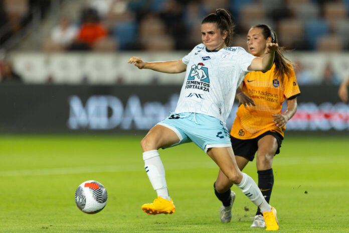 Bárbara Olivieri (d) de Houston disputa un balón con Andrea Pereira de Pachuca en un partido en el estadio Shell Energy en Houston (EE.UU.). Fotografía de archivo. EFE/ Carlos Ramirez
