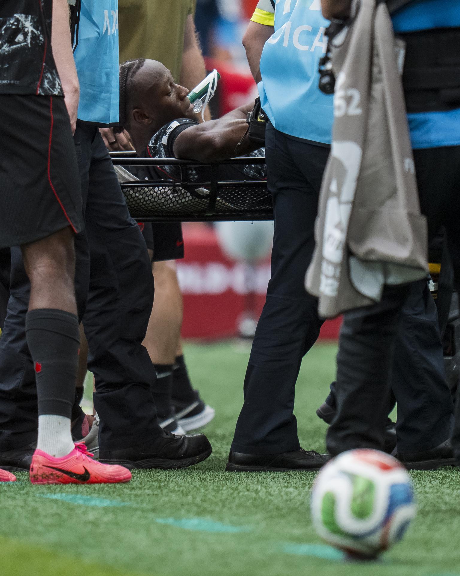 Fotografía del 18 de junio de 2026 en la que se observa al mediocampista de Canadá Ismaël Koné al ser sacado del campo en camilla en la primera mitad del partido de la fase de grupos de la Copa Mundial de la FIFA 2026 entre Canadá y Catar en Vancouver (Canadá). EFE/BOB FRID
