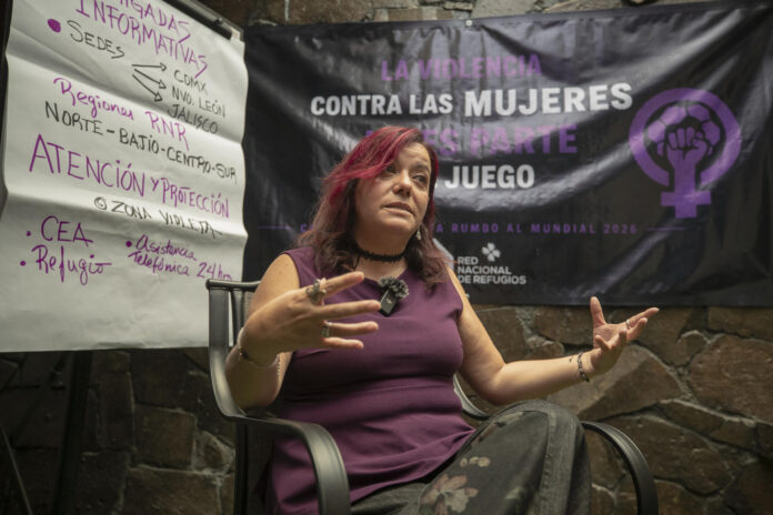 La directora general la Red Nacional de Refugios (RNR), Wendy Figueroa Morales, habla durante una entrevista con EFE este jueves, en Ciudad de México (México). EFE/ Isaac Esquivel
