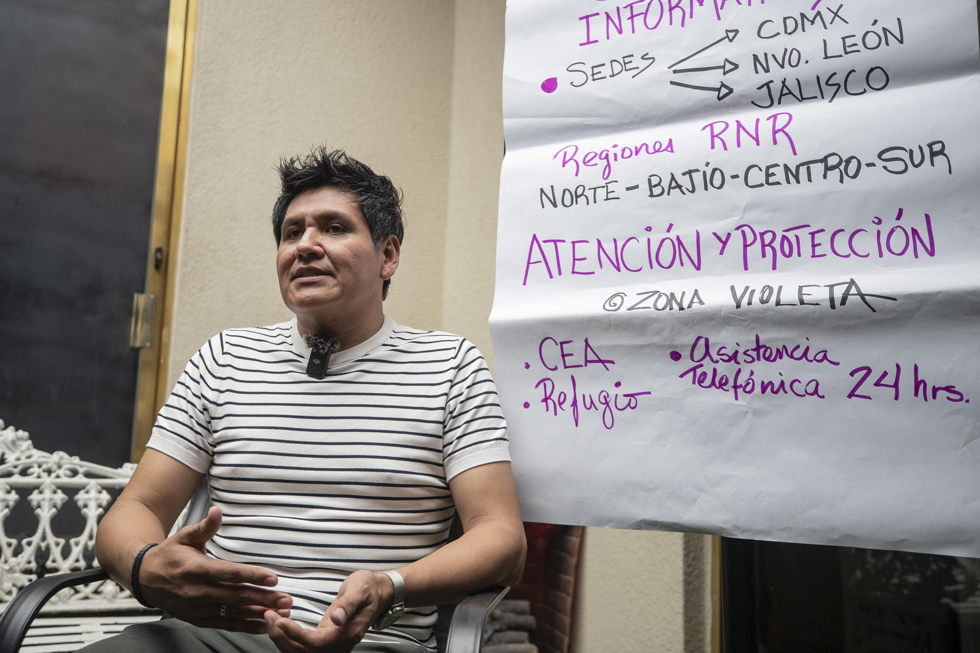 El representante legal de la región norte de la Red Nacional de Refugios (RNR), Jonathan Villalba Lezama, habla durante una entrevista con EFE este jueves, en Ciudad de México (México). EFE/ Isaac Esquivel
