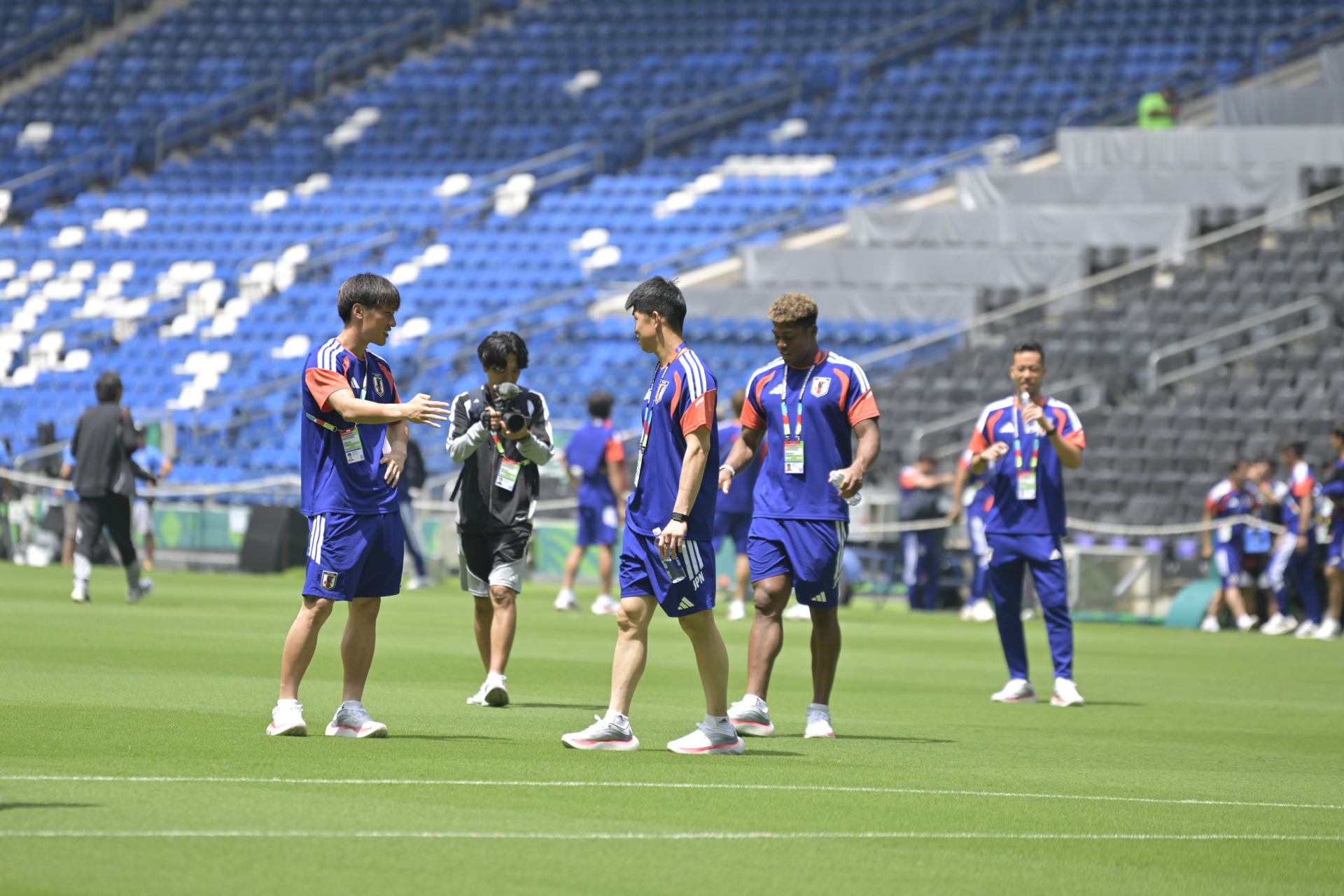 Los integrantes de la selección japonesa de fútbol inspeccionan el terreno de juego del estadio de Monterrey, este viernes. EFE/Miguel Sierra
