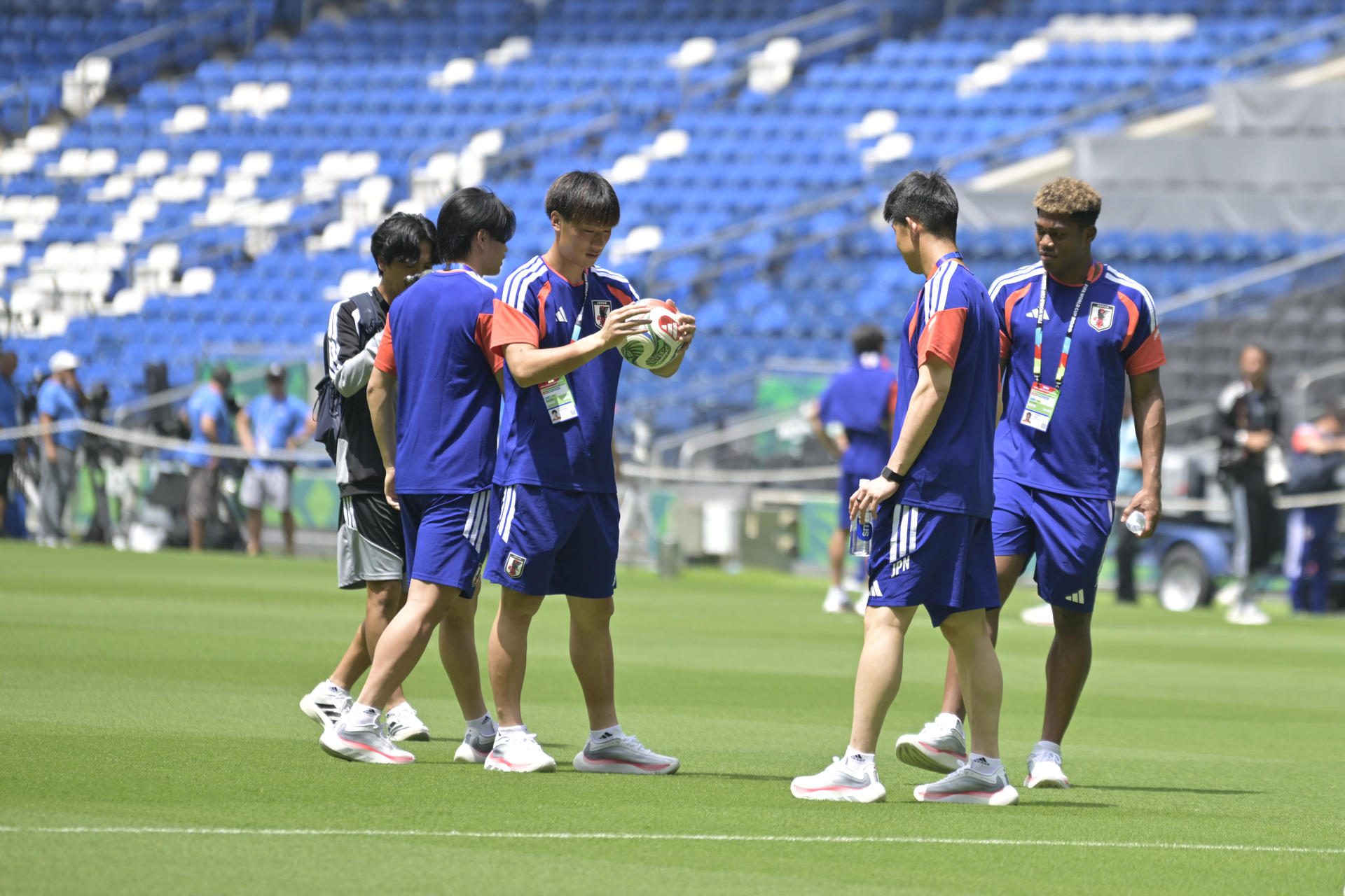 Los integrantes de la selección japonesa de fútbol inspeccionan el terreno de juego del estadio de Monterrey, este viernes. EFE/Miguel Sierra
