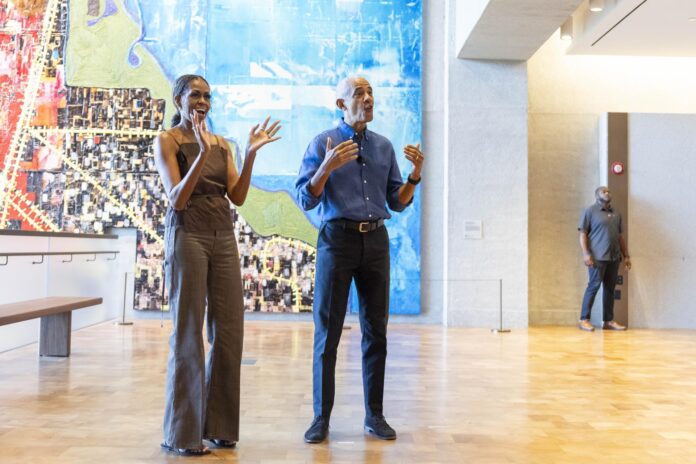 El expresidente estadounidense Barack Obama (d) y la primera dama Michelle Obama (i) dan la bienvenida a los miembros de la comunidad en el vestíbulo de Hope and Change antes de recorrer el museo en el Centro Presidencial Obama en Chicago, Illinois, EE. UU., el 19 de junio de 2026. EFE/EILEEN T. MESLAR / POOL
