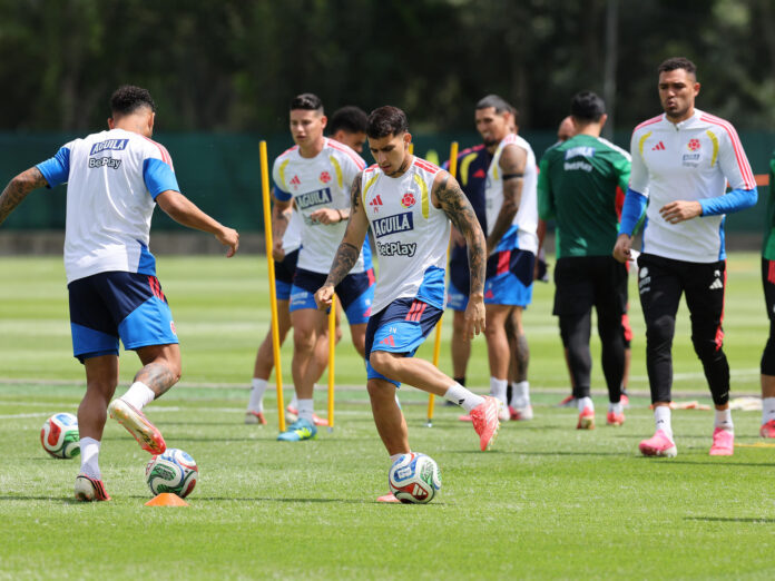 Los jugadores de la selección de Colombia durante el entrenamiento que ha realizado este viernes en Academia 'Aga' en Zapopan, Jalisco (México). EFE/Alex Cruz.
