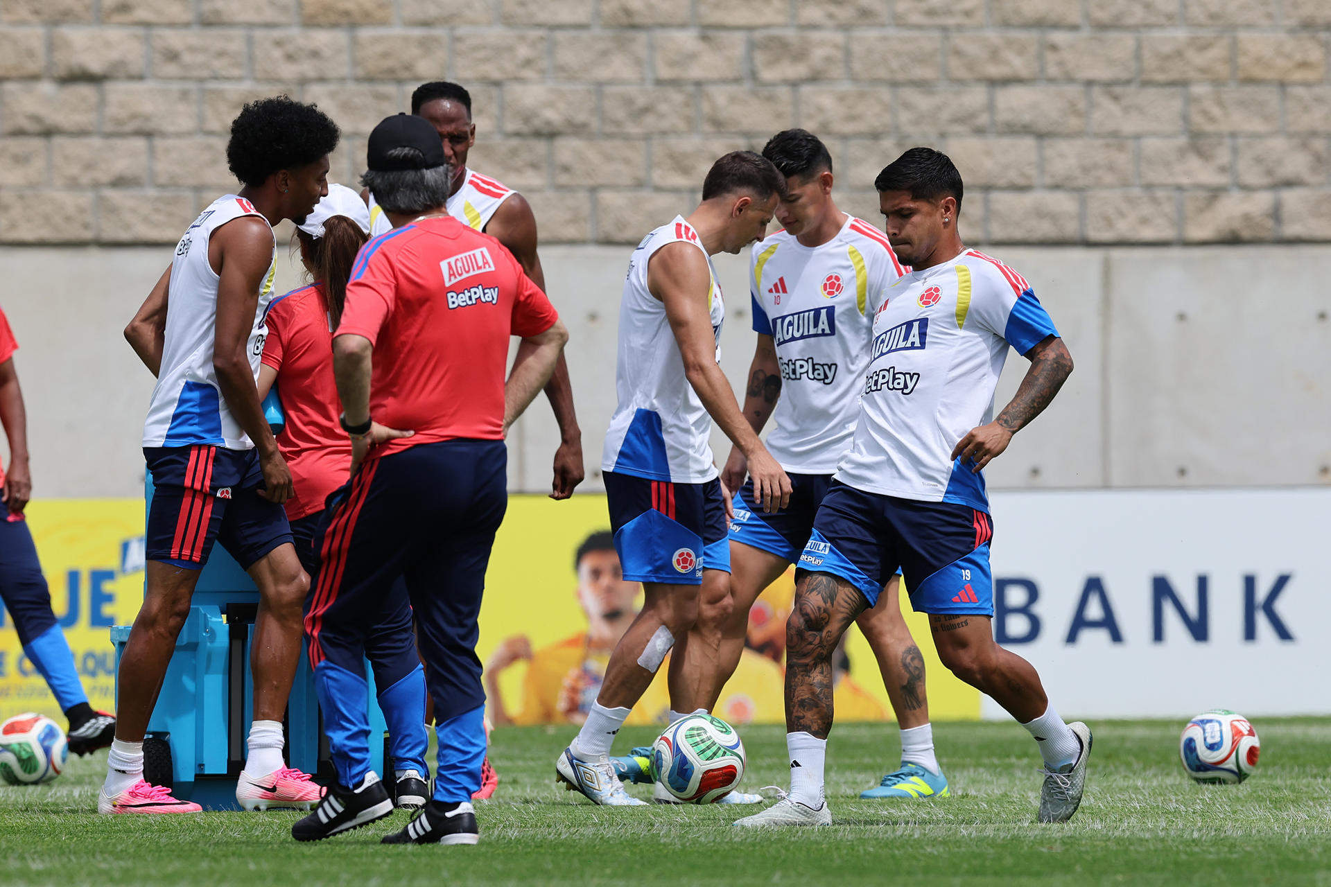Los jugadores de la selección de Colombia durante el entrenamiento que ha realizado este viernes en Academia 'Aga' en Zapopan, Jalisco (México). EFE/Alex Cruz.
