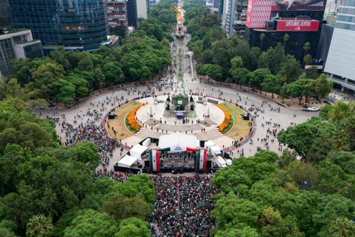 Fotografía aérea de aficionados de México reunidos en el Angel de la Independencia ayer jueves, previo al partido del grupo A del Mundial de la FIFA 2026 entre México y Corea del Sur, en Ciudad de México (México). EFE/ Tomás Pérez
