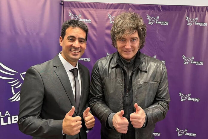 Fotografía tomada de la cuenta oficial en X de @JMilei del presidente de Argentina, Javier Milei (d), posando junto al economista Adrián Osvaldo Ravier. EFE/ @JMilei
