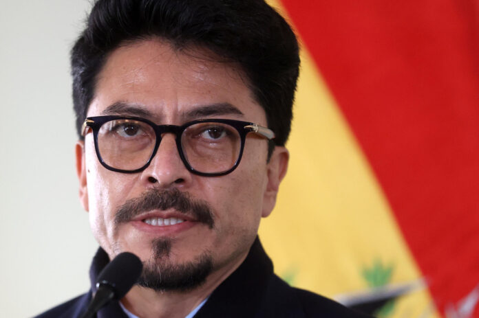 El ministro de Relaciones Exteriores de Bolivia, Fernando Aramayo, habla durante un encuentro con medios internacionales este viernes, en La Paz (Bolivia). EFE/ Luis Gandarillas
