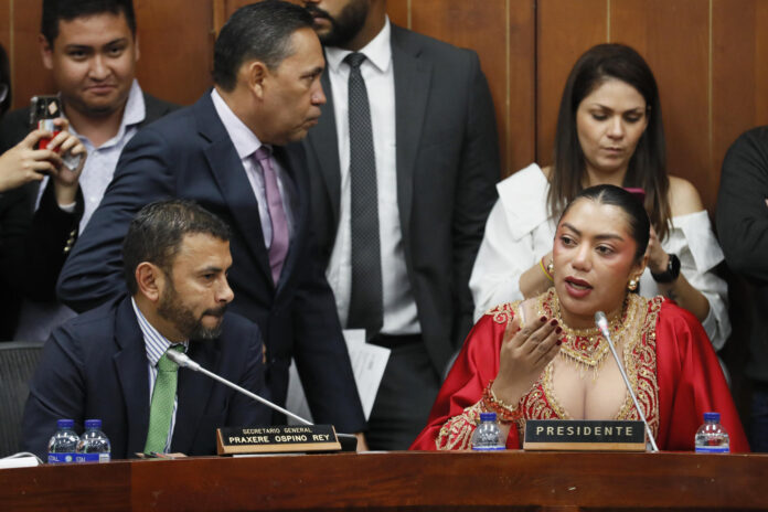 Fotografía de archivo en la que se captó a la congresista colombiana Martha Isabel Peralta Epieyu (d), durante un debate en una comisión senatorial, en Bogotá (Colombia). EFE/Carlos Ortega
