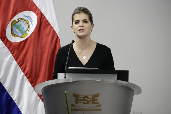 Fotografía de archivo en la que se captó a la presidenta de Costa Rica, Laura Fernández, durante un acto público, en San José (Costa Rica). EFE/Jeffrey Arguedas
