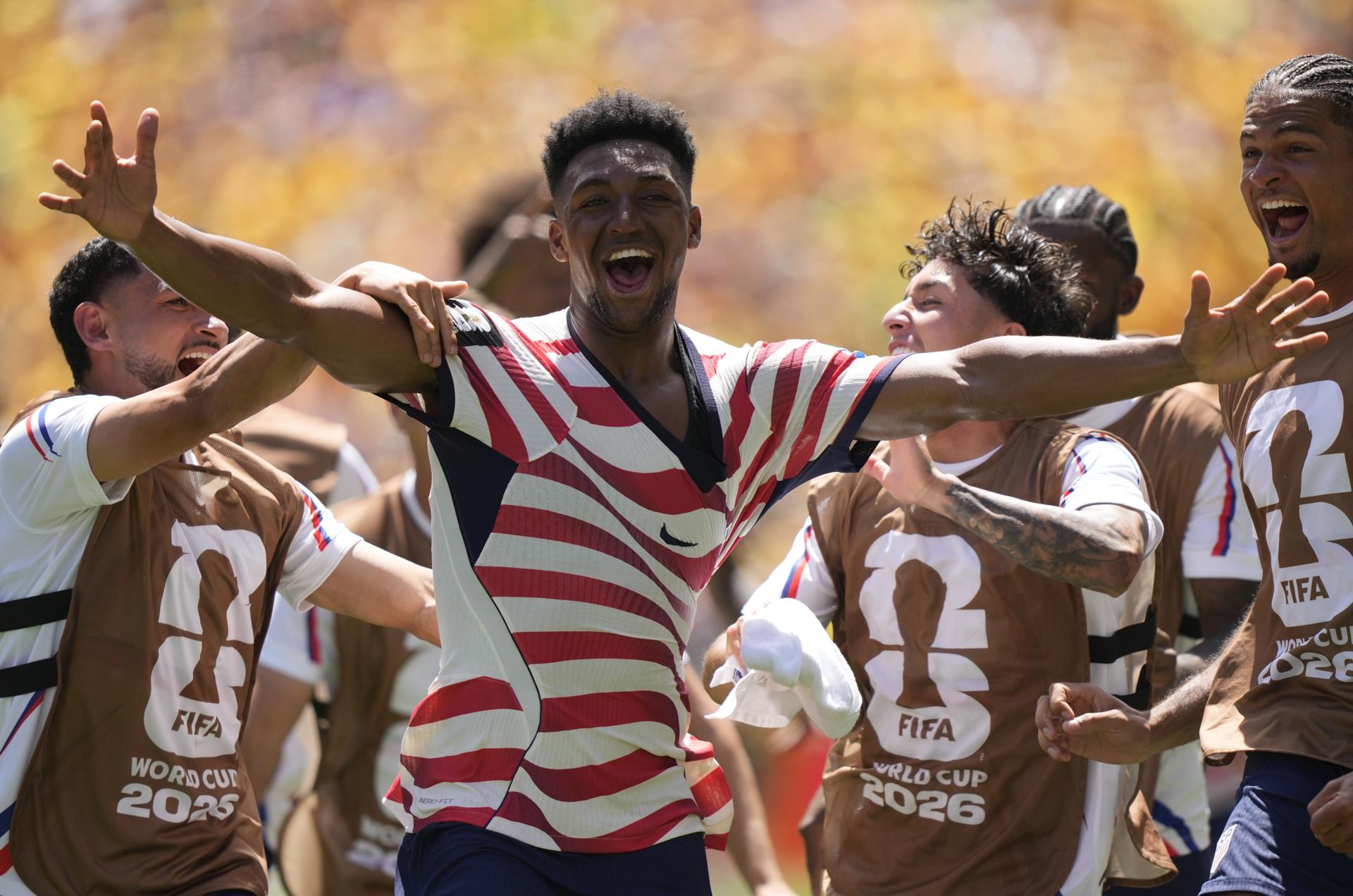 Alex Freeman, de Estados Unidos, celebra con sus compañeros de equipo tras validarse su gol, durante el partido de la fase de grupos de la Copa Mundial de la FIFA 2026 entre EE.UU. y Australia, en Seattle (EE.UU.). EFE/STEPHAN BRASHEAR
