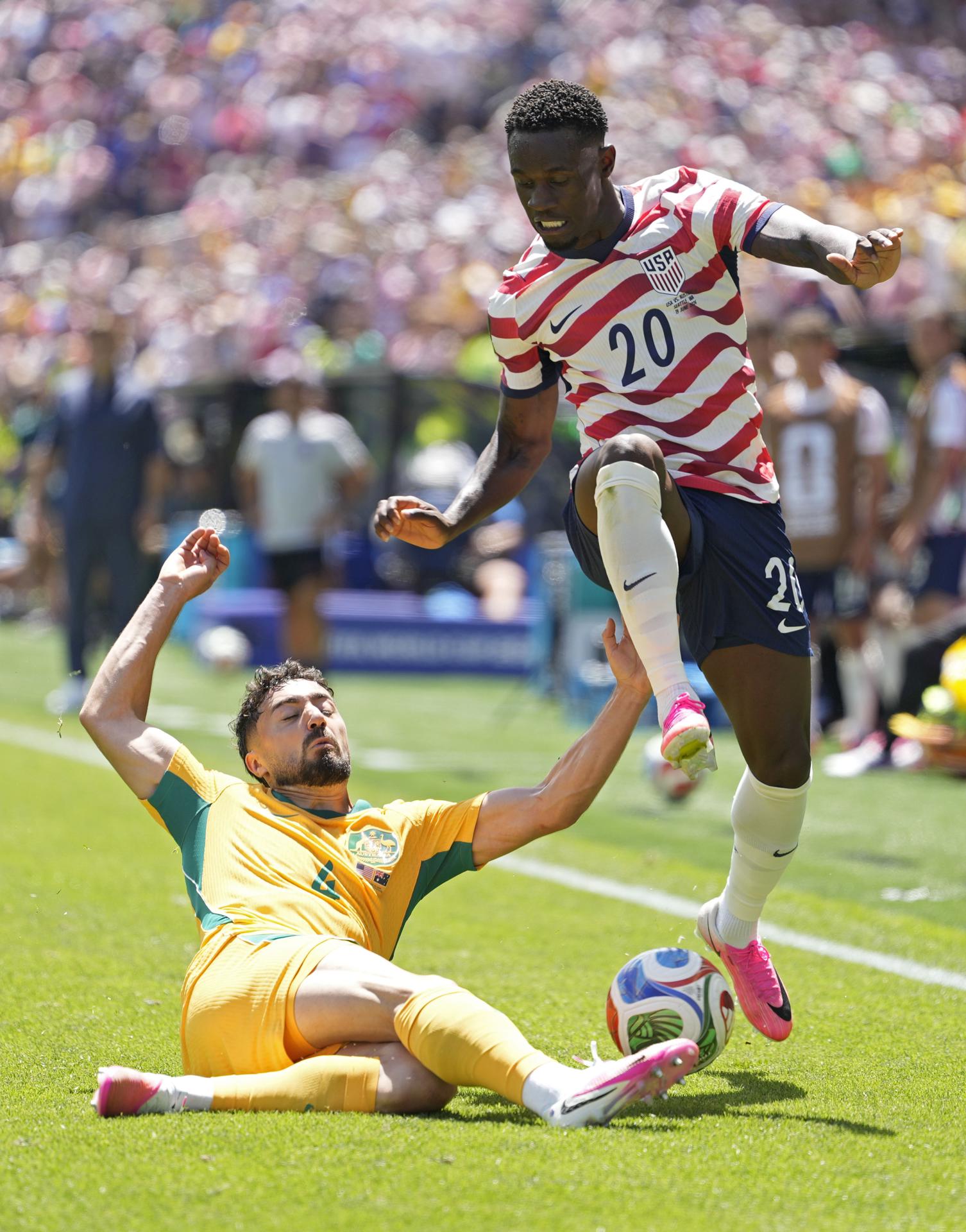 Jacob Italiano, de Australia (i), y Folarin Balogun, de Estados Unidos, en acción durante el partido de la fase de grupos de la Copa Mundial de la FIFA 2026 entre EE.UU. y Australia, en Seattle (EE.UU.). EFE/STEPHAN BRASHEAR

