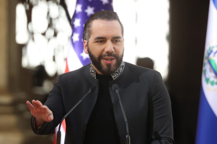 Fotografía de archivo en la que se captó al presidente de El Salvador, Nayib Bukele, durante un acto público, en San Salvador (El Salvador). EFE/Javier Aparicio
