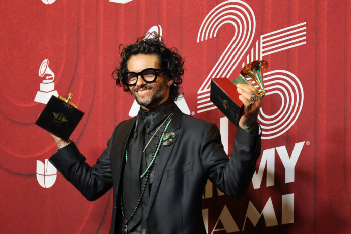 Fotografía de archivo del cantante de ascendencia puertorriqueña Draco Rosa, al posar con un par de Latin Grammy, en Miami (Florida, EE.UU.). EFE/Octavio Guzmán
