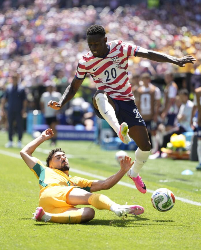 Jacob Italiano, de Australia, (i) y Folarin Balogun, de Estados Unidos, en acción durante el partido de la Copa Mundial 2026 en Seattle. EFE/EPA/STEPHAN BRASHEAR
