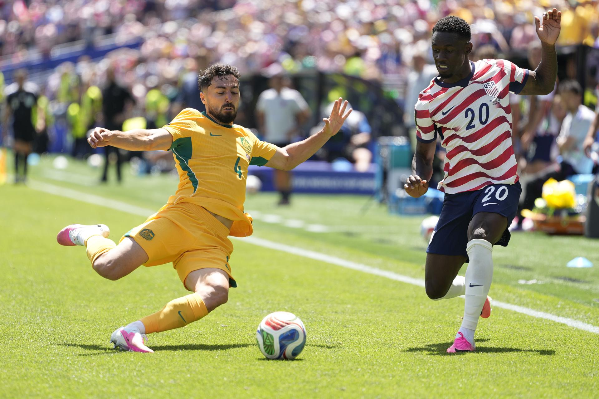 Jacob Italiano, de Australia, (i) y Folarin Balogun, de Estados Unidos, en acción durante el partido de la Copa Mundial 2026 en Seattle. EFE/EPA/STEPHAN BRASHEAR
