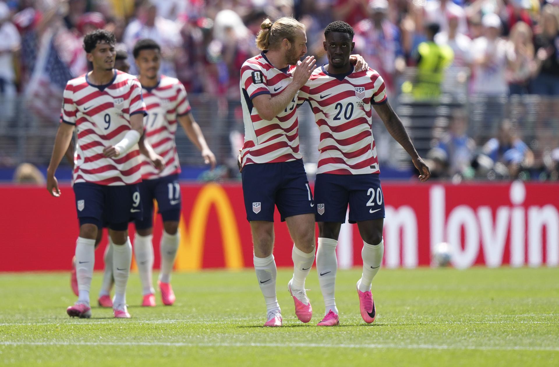 Tim Ream (i) y Folarin Balogun (d), de EE.UU., festejan el primer gol de Estados Unidos frente a Australia este viernes en Seattle. EFE/EPA/STEPHAN BRASHEAR
