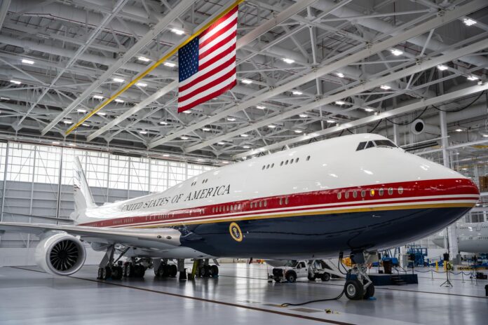 Fotografía difundida por la Fuerza Área de EE.UU. del nuevo Air Force One, un Boeing 747-8, en su primera exhibición pública este viernes, en la Base Conjunta Andrews, el aeródromo militar situado a las afueras de Washington (EE.UU.). EFE/ Fuerza Áerea de EE.UU. / SOLO USO EDITORIAL/ SOLO DISPONIBLE PARA ILUSTRAR LA NOTICIA QUE ACOMPAÑA (CRÉDITO OBLIGATORIO)

