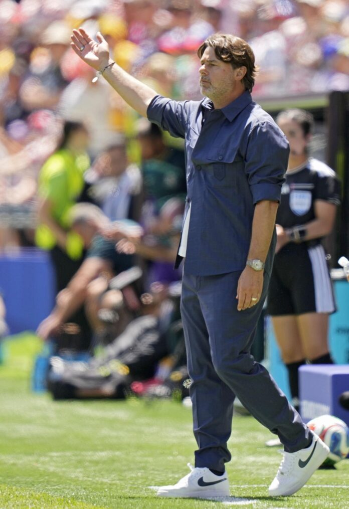 El seleccionador de Estados Unidos, Mauricio Pochettino, gesticula durante el partido de la fase de grupos de la Copa Mundial de la FIFA 2026 entre Estados Unidos y Australia, en Seattle (EE.UU.). EFE/STEPHAN BRASHEAR
