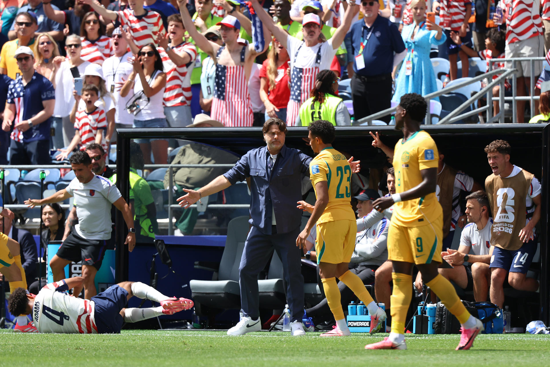 El seleccionador de Estados Unidos, Mauricio Pochettino (c), reacciona durante un partido del grupo D del Mundial de la FIFA 2026 entre Estados Unidos y Australia en el estadio Lumen Field en Seattle (EE.UU.). EFE/Kenneth Fernández
