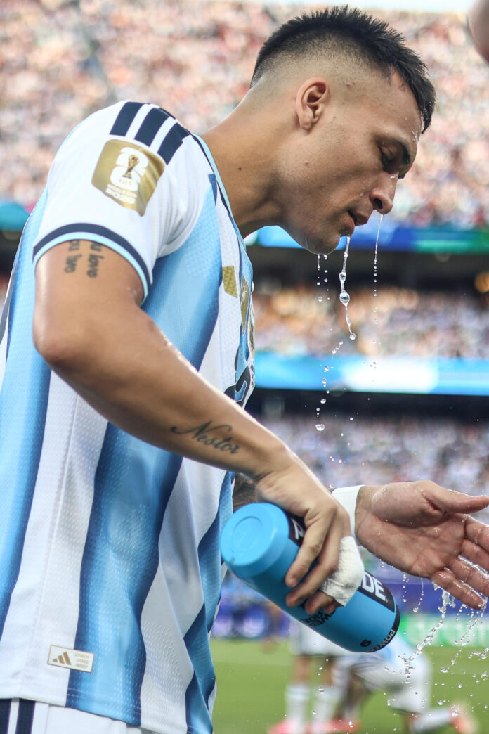 Lautaro Martínez vuelve a generar debate por la condición de titular en el frente de ataque de la selección de Argentina al lado de Julián Álvarez. Jugar juntos también es una opción, pero más lejana. EFE/ Juan Ignacio Roncoroni
