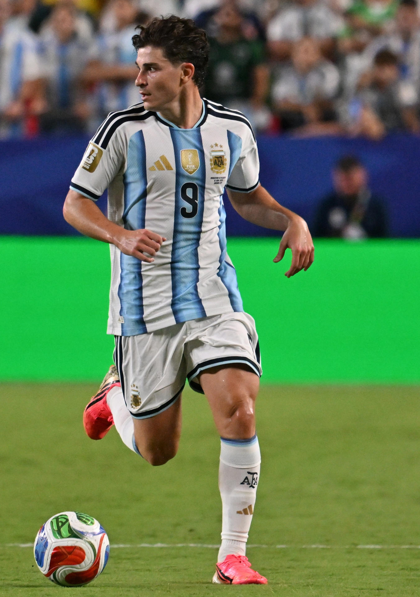 Julián Álvarez vuelve a generar debate por la condición de titular en el frente de ataque de la selección de Argentina al lado de Lautaro Martínez. Jugar juntos también es una opción, pero más lejana. EFE/ Juan Ignacio Roncoroni 
KANSAS CITY (United States), 17/06/2026.- Julian Alvarez of Argentina in action during the FIFA World Cup 2026 group stage match Argentina against Algeria, in Kansas City, Missouri, USA, 16 June 2026. EFE/EPA/AMY KONTRAS
