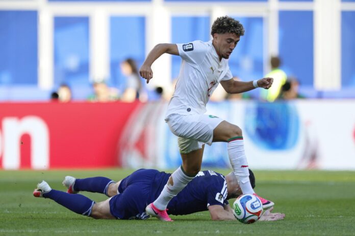 El centrocampista marroquí Neil El Aynaoui (C) roba el balón al centrocampista escocés John McGinn (abajo) durante el partido de la Copa Mundial 2026 en el Boston Stadium de Foxborough, Massachusetts, EE.UU. EFE/EPA/GREG M. COOPER
