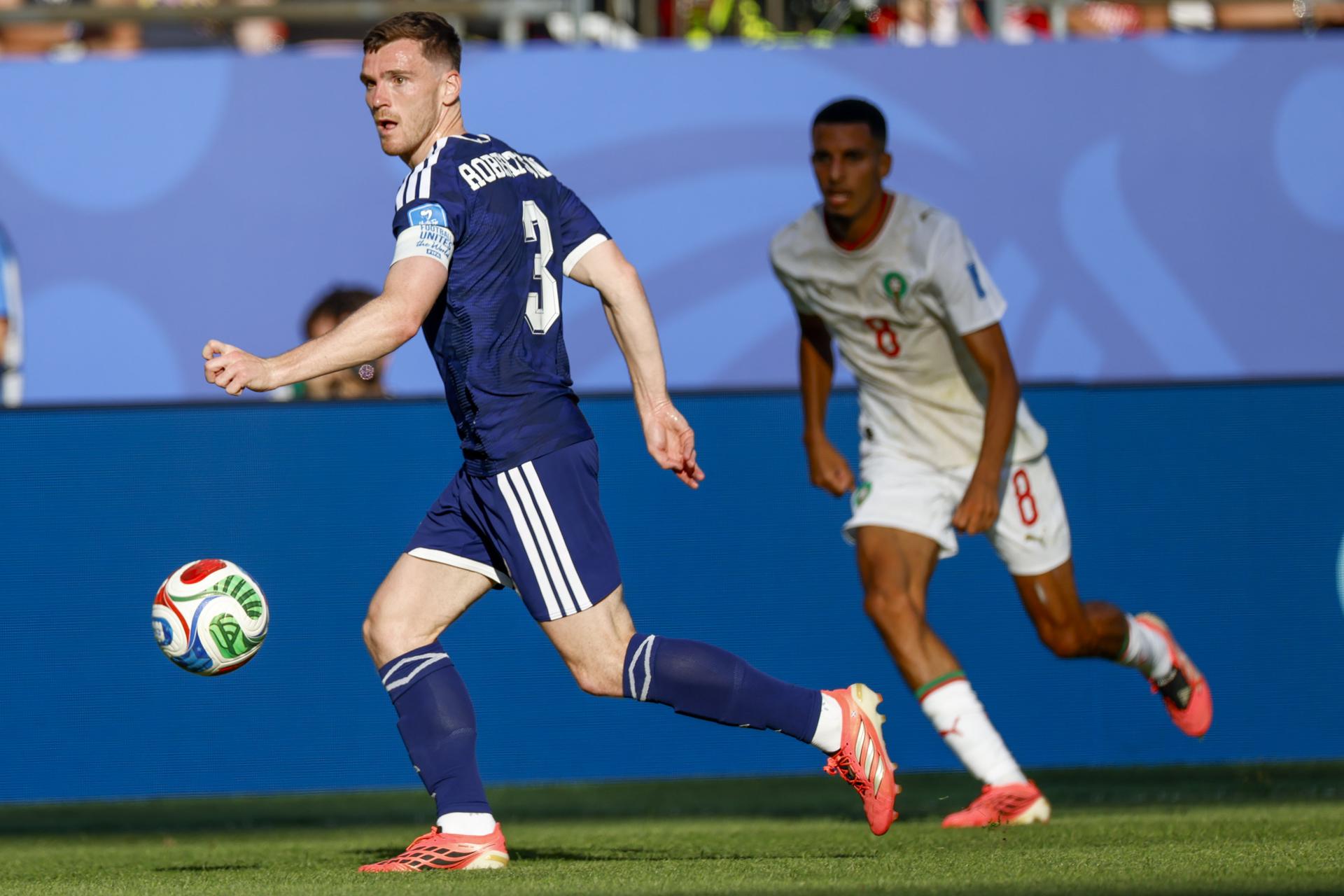 El defensa de Escocia, Andrew Robertson, busca meter un pase durante el partido de la Copa Mundial 2026 ante Marruecos en el Boston Stadium de Foxborough, Massachusetts, EE.UU. EFE/EPA/GREG M. COOPER
