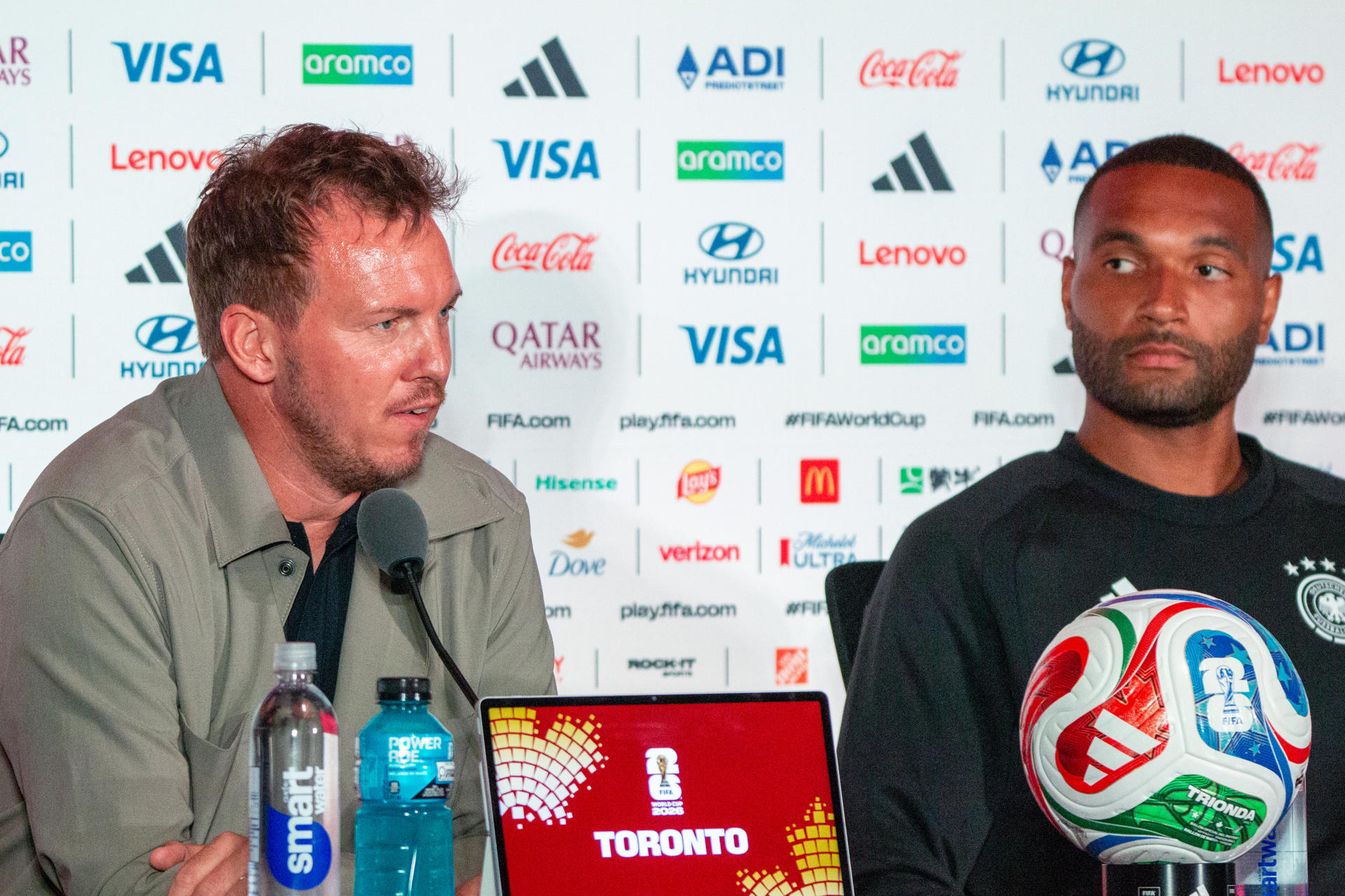 El seleccionador de Alemania, Julian Nagelsmann (i), y el defensor Jonathan Tahparticipan este viernes en una rueda de prensa en Toronto de cara al partido mundialista contra Costa de Marfil. EFE/ Julio Cesar Rivas
