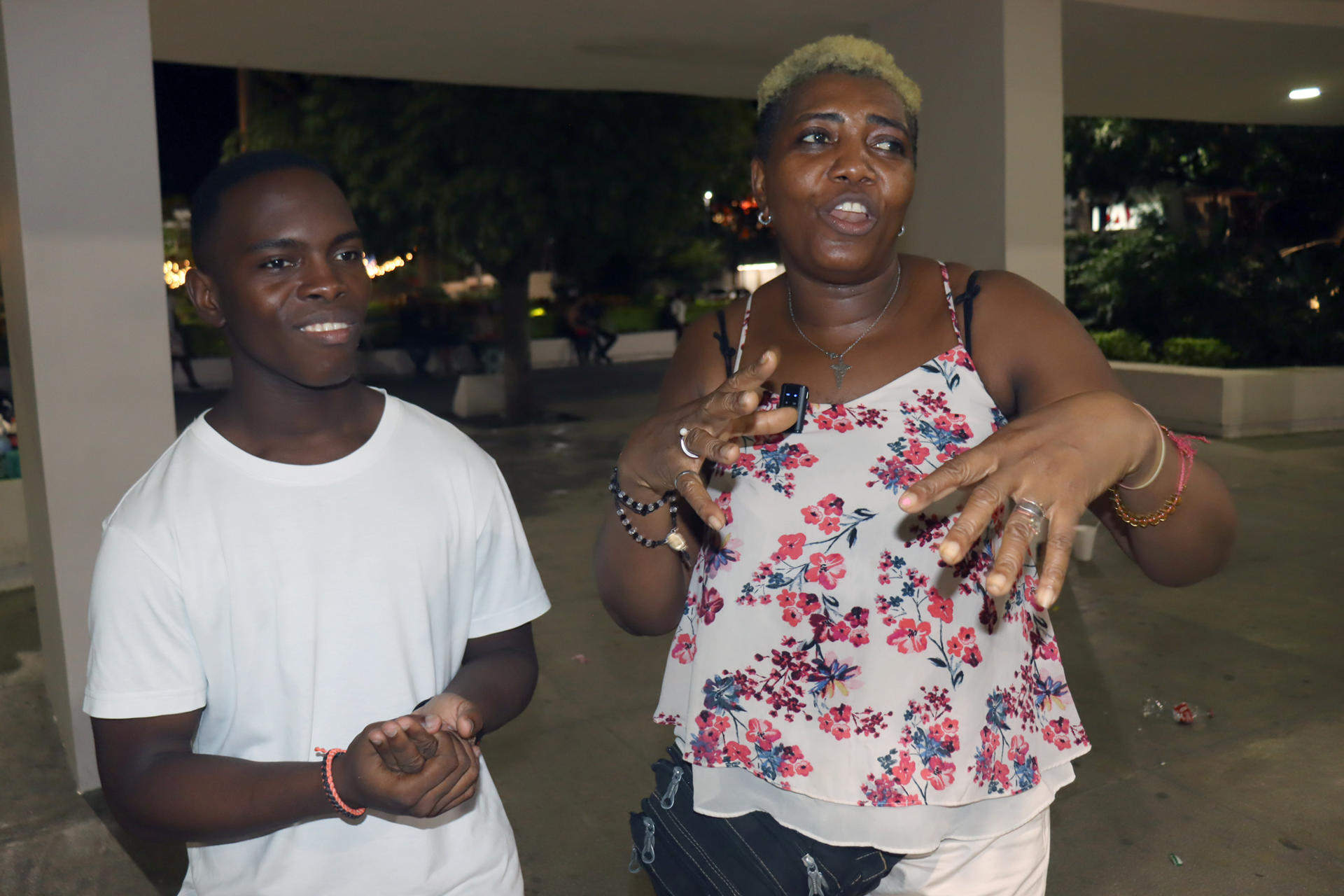 La migrante de Haití, Marlene Pierre Paul (d), habla durante una entrevista con EFE este jueves en la ciudad de Tapachula (México). EFE/Juan Manuel Blanco
