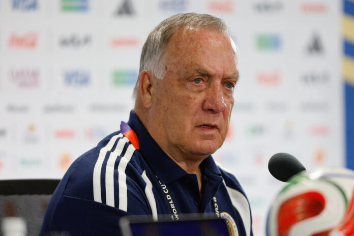 El seleccionador de Curazao, Dick Advocaat, habla durante una rueda de prensa en el estadio Arrowhead en Kansas (Estados Unidos). EFE/Juan Ignacio Roncoroni
