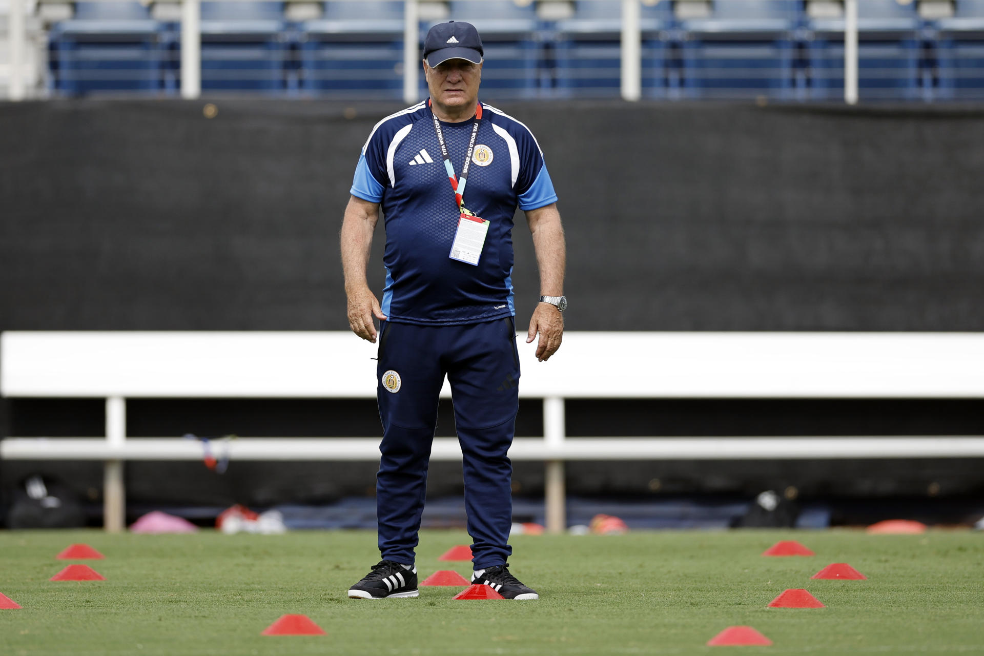 El entrenador de la selección de Curaçao, Dick Advocaat, durante el entrenamiento que han llevado a cabo en las instalaciones de la Florida Atlantic University, en Boca Ratón (Florida) para preparar el partido que mañana disputarán ante Ecuador. EFE/Alberto Estévez